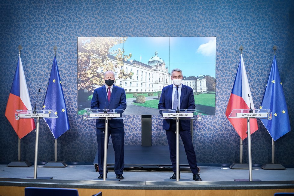 Tehdejší ministr zdravotnictví Roman Prymula (za ANO) a ministr obrany Lubomír Metnar (za ANO) na tiskové konferenci po mimořádném jednání vlády (22. 10. 2020)