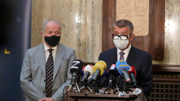 Premiér Andrej Babiš (ANO) a nový ministr Roman Prymula (za ANO) během předávání resortu zdravotnictví z rukou Adama Vojtěcha (22.9.2020) Premiér Andrej Babiš (ANO) a nový ministr Roman Prymula (za ANO) během předávání resortu zdravotnictví z rukou Adama Vojtěcha (22.9.2020)