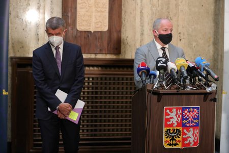 Premiér Andrej Babiš (ANO) a nový ministr Roman Prymula (za ANO) během předávání resortu zdravotnictví z rukou Adama Vojtěcha (22.9.2020)