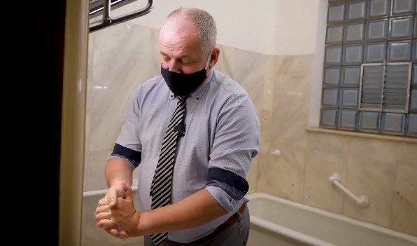 Ministr zdravotnictví Roman Prymula (za ANO) opětovně nabádá k nošení roušek a k mytí rukou. Čechům pak znovu ukázal, jak správně na to