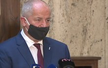 Ministr zdravotnictví Roman Prymula otáčí kormidlem: Zahltí covid špitály?