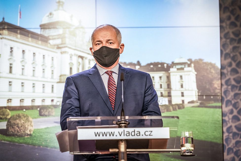 Ministr zdravotnictví Roman Prymula (za ANO) na konferenci po jednání vlády (16. 10. 2020)
