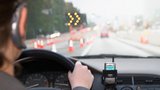 Studie: Hlasové zadávání zpráv není bezpečnější než psaní SMS za jízdy, ohrožuje řidiče