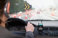 Studie: Hlasové zadávání zpráv není bezpečnější než psaní SMS za jízdy, ohrožuje řidiče