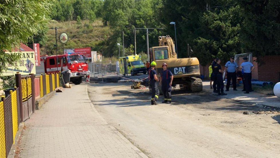 V Psárech došlo k zavalení muže hlínou