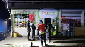 V úterý večer došlo v Psárech k výbuchu v tamním obchodě se smíšeným zbožím. Při explozi utrpěli zranění dva muži.