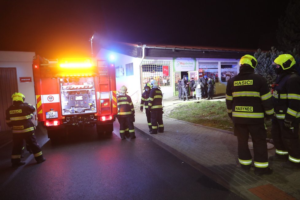 V úterý večer došlo v Psárech k výbuchu v tamním obchodě se smíšeným zbožím. Při explozi utrpěli zranění dva muži.