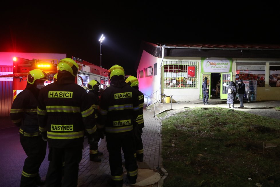 V úterý večer došlo v Psárech k výbuchu v tamním obchodě se smíšeným zbožím. Při explozi utrpěli zranění dva muži.