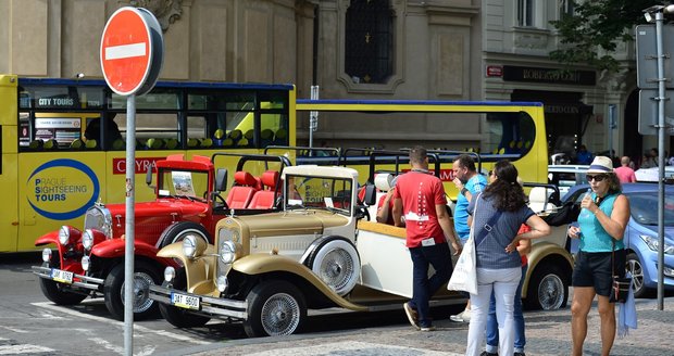 Praha si posvítila na pseudoveterány, které v centru vozí turisty: Všechny kontroly odhalily porušení zákona!
