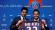 Obránce Dani Alves se stal novou posilou PSG, kde podepsal dvouletou smlouvu