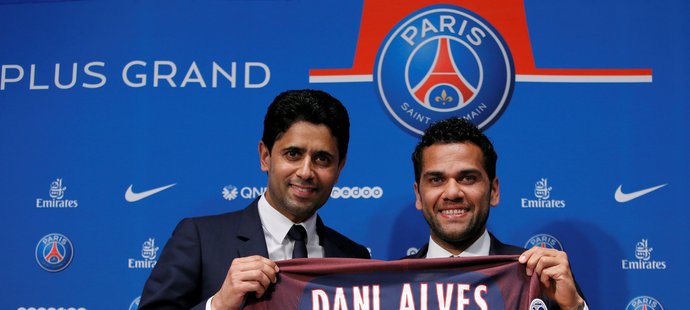 Obránce Dani Alves se stal novou posilou PSG, kde podepsal dvouletou smlouvu