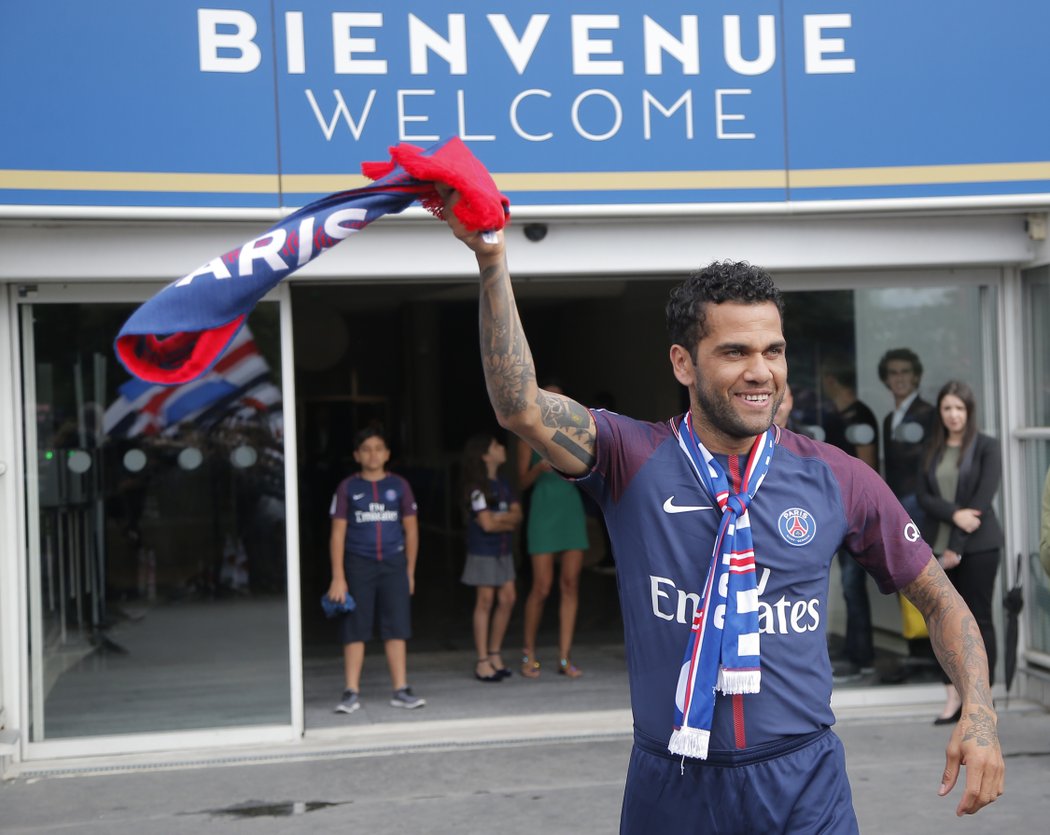 Obránce Dani Alves před několika lety odmítl Manchester City a stal se novou posilou PSG.