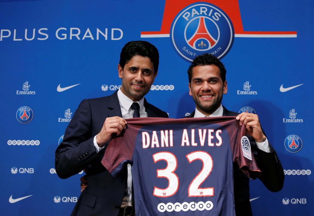 Obránce Dani Alves se stal novou posilou PSG, kde podepsal dvouletou smlouvu