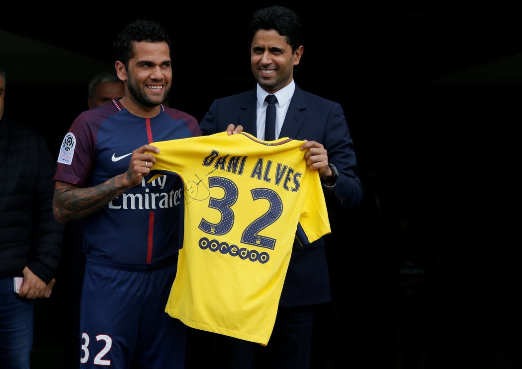 Obránce Dani Alves se stal novou posilou PSG, kde podepsal dvouletou smlouvu