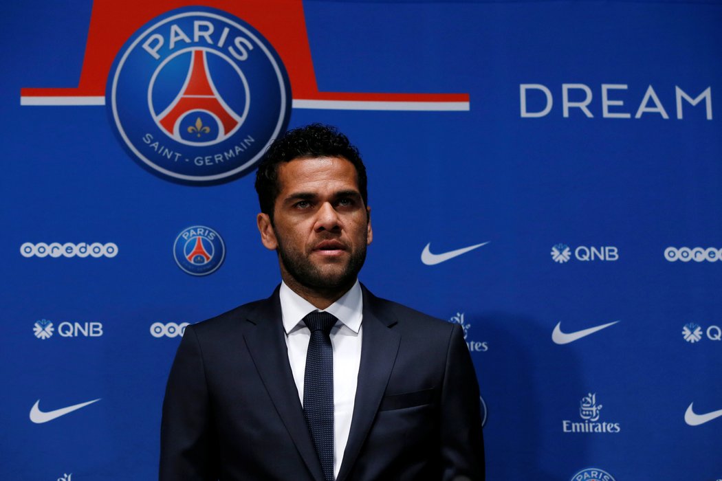 Obránce Dani Alves odmítl Manchester City a stal se novou posilou PSG