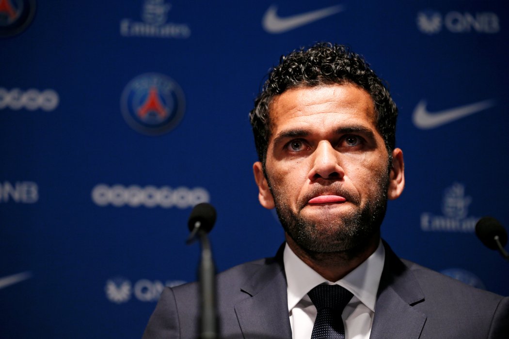 Obránce Dani Alves odmítl Manchester City a stal se novou posilou PSG