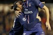 Zlatan Ibrahimovic vynáší do vzduchu Javiera Pastoreho, jenž vstřelil druhý gól PSG.