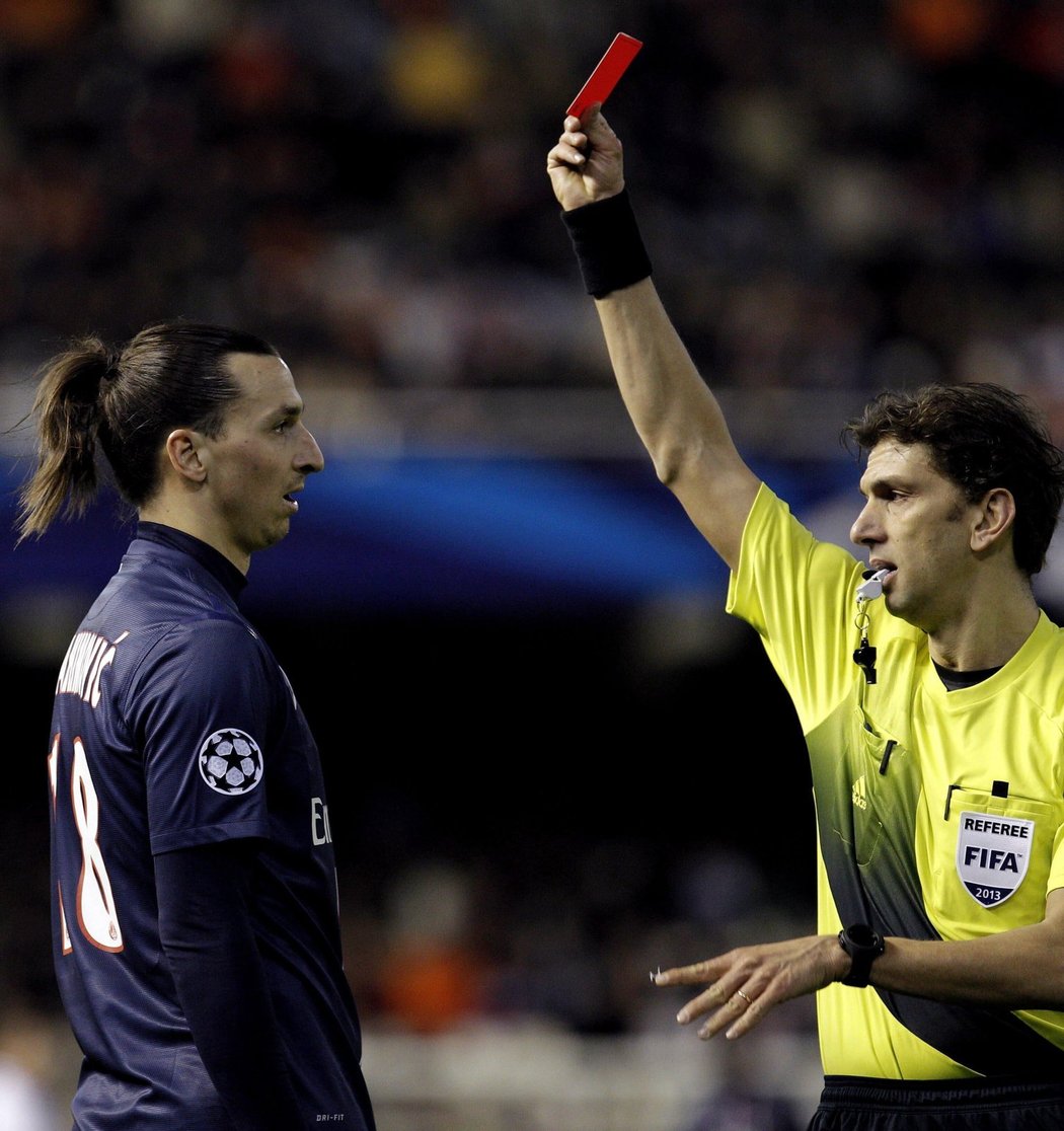 Italský sudí ukazuje Zlatanovi červenou kartu, švédský útočník tomuto verdiktu dlouho nemohl uvěřit.