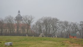 Psí hřbitov s kaplí navazuje na areál jimlínského zámku