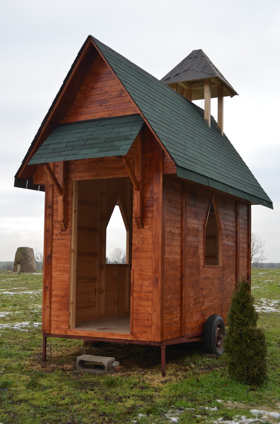 Dřevěná kaple je na kolečkách, lze ji zapřáhnout za traktor a kamkoli dopravit