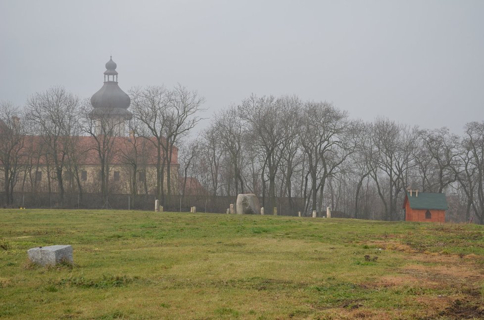 Psí hřbitov s kaplí navazuje na areál jimlínského zámku