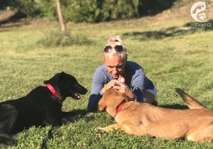 Andrea Černá s oběma psy, černou Narnie i hnědou Riou
