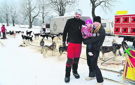 Rodinka pěkně pohromadě. Vzadu boxy, kde chlupáčci spí, a karavan, kde bydlí zase lidská část »smečky«.