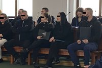 Rodinný gang prodával nemocná štěňata z množíren: U soudu zapírají
