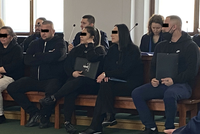 Rodinný gang prodával nemocná štěňata z množíren: U soudu zapírají