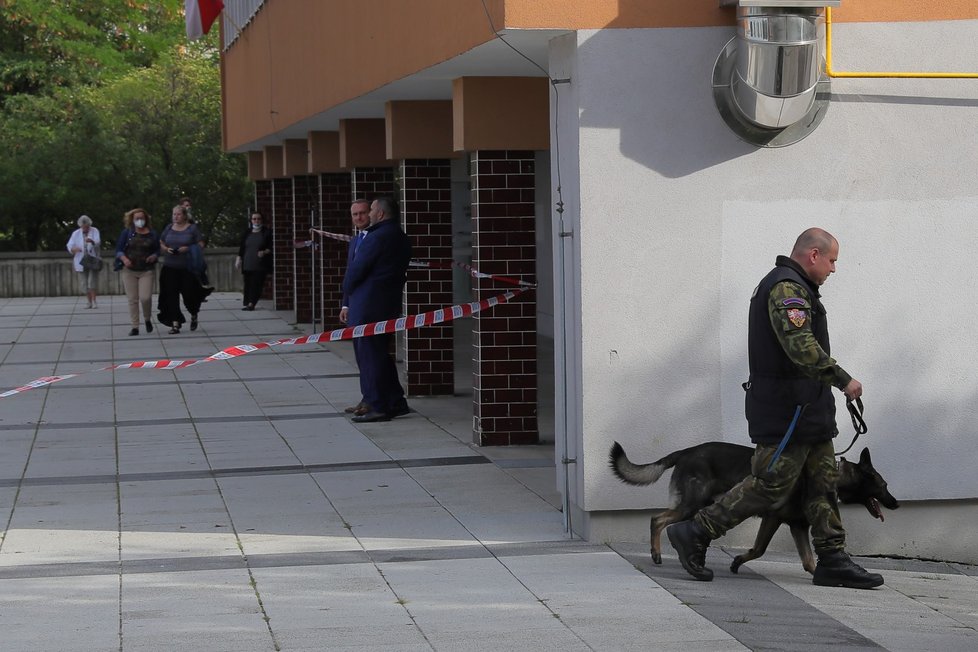 Volební místnost, kde volil prezident Miloš Zeman s manželkou Ivanou, i její okolí prohledal policejní pes (2. 10. 2020).