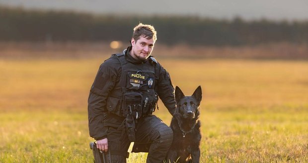 Policejní psovod Denis s fenkou Samanthou našli u obce Vrábče ztraceného houbaře (99).
