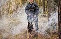 Psovod a pes tvoří sehraný tým, který umí propátrat několik hektarů lesa za hodinu