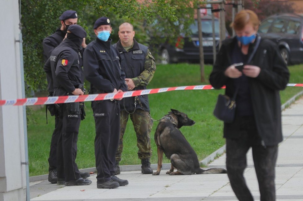 Volební místnost, kde volil prezident Miloš Zeman s manželkou Ivanou, prohledal policejní pes. ZŠ Brdičkova hlídaly i desítky policistů (2. 10. 2020).