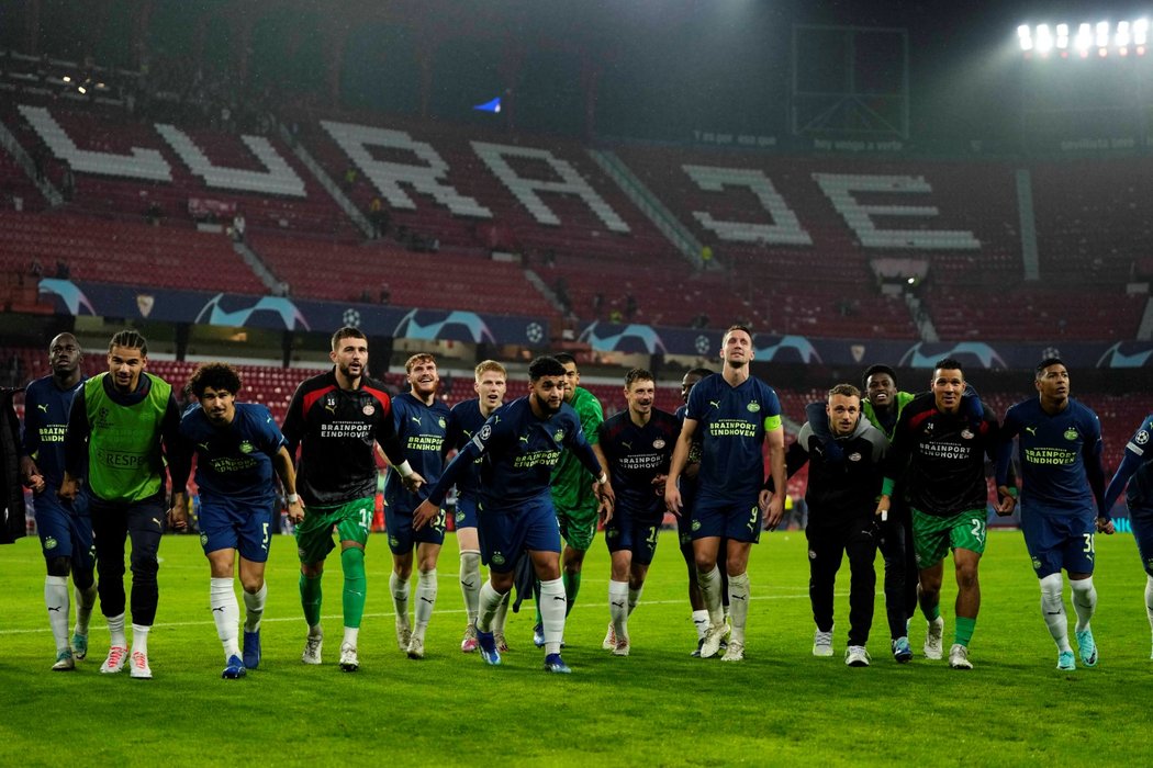 Fotbalisté PSV zvládli otočit zápas v Seville a po výhře 3:2 jsou blízko postupu do vyřazovacích bojů