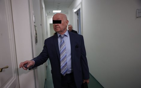 Zkušený psychiatr Petr S. v soudní čekárně. Zkušený psychiatr Petr S. v soudní čekárně.