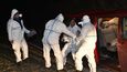 Veterináři za asistence hasičů začali likvidovat drůbež nakaženou ptačí chřipkou z chovu v Moravském Krumlově na Znojemsku