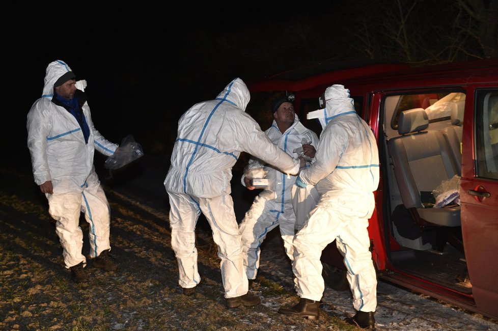 Veterináři za asistence hasičů začali likvidovat drůbež nakaženou ptačí chřipkou z chovu v Moravském Krumlově na Znojemsku.