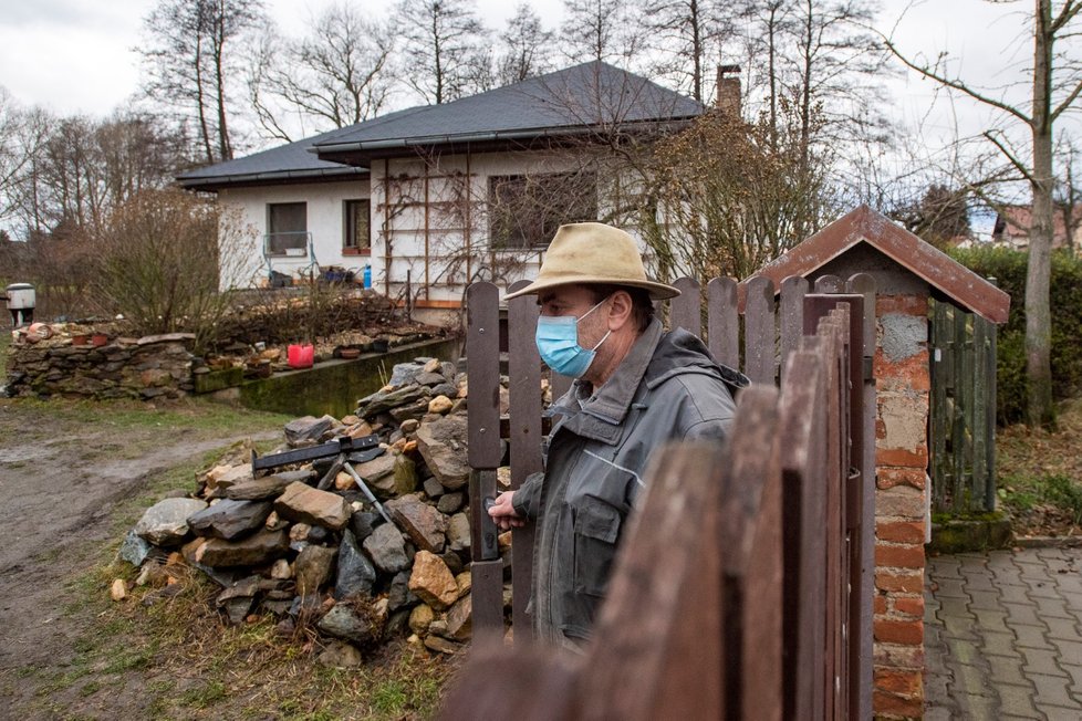 Veterináři začali utrácet drůbež v malochovu v Ronově nad Doubravou na Chrudimsku, kde byl potvrzen výskyt ptačí chřipky (4. 2. 2021)