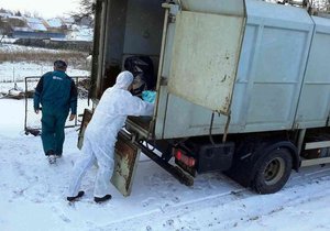 Čtvrteční odvoz usmrcených ptáků do kafilérie v Medlově