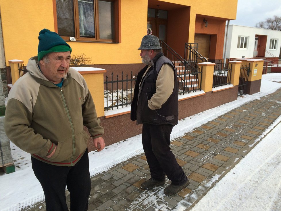 O svých osm kačen přijde i Jiří Flajšt (vlevo), jeho hospodářství je nedaleko ohniska nákazy.