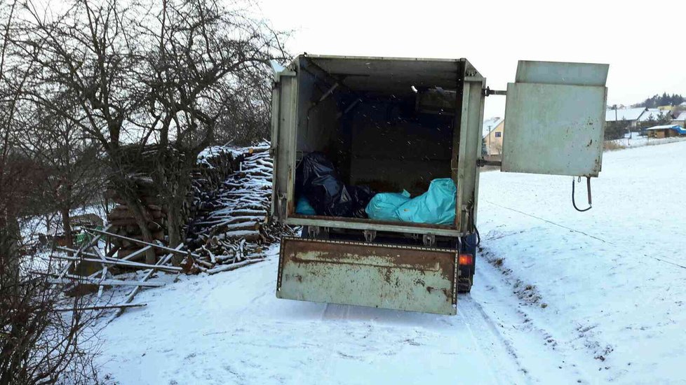 Čtvrteční odvoz usmrcených ptáků do kafilérie v Medlově