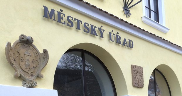 Na městský úřad v Moravském Krumlově neustále volají lidé, aby zjistili, jak se vyvinula situace ohledně ptačí chřipky.