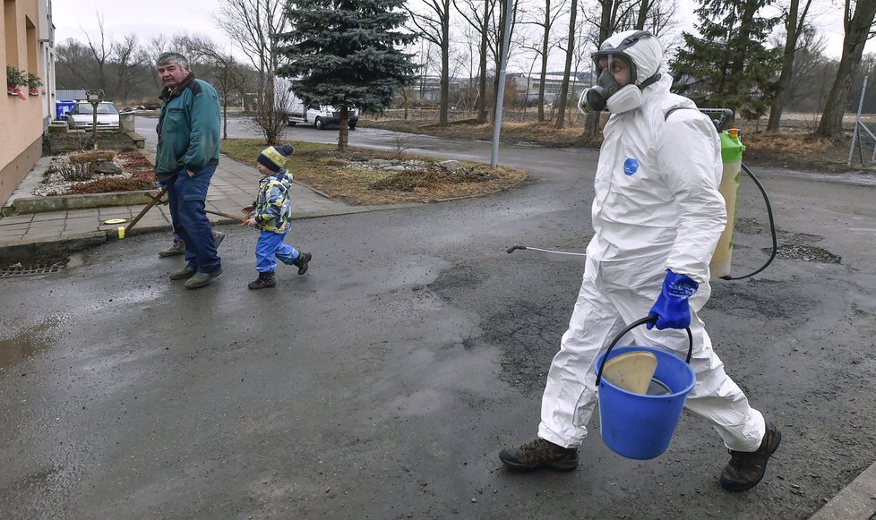 Pracovníci specializované firmy zahájili 17. února v Ivančicích na Brněnsku dezinfekci chovných zařízení, v nichž byla utracena drůbež kvůli ptačí chřipce.