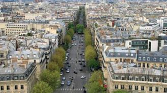 Paříž dál bojuje se smogem, auta v centru nesmějí k Seině