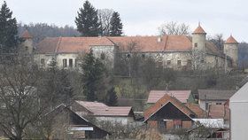 Prostějovské radnici se stále nedaří najít kupce pro zchátralý zámek v nedalekém Ptení.