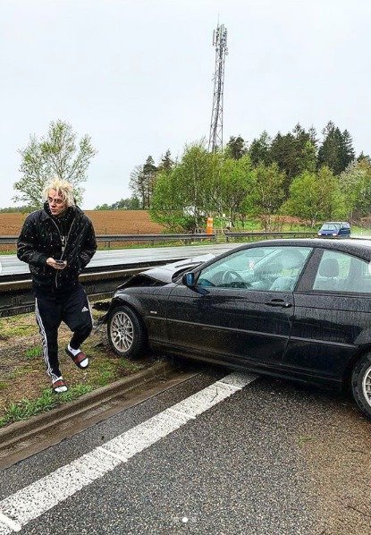 PTK na dálnici u nabouraného BMW