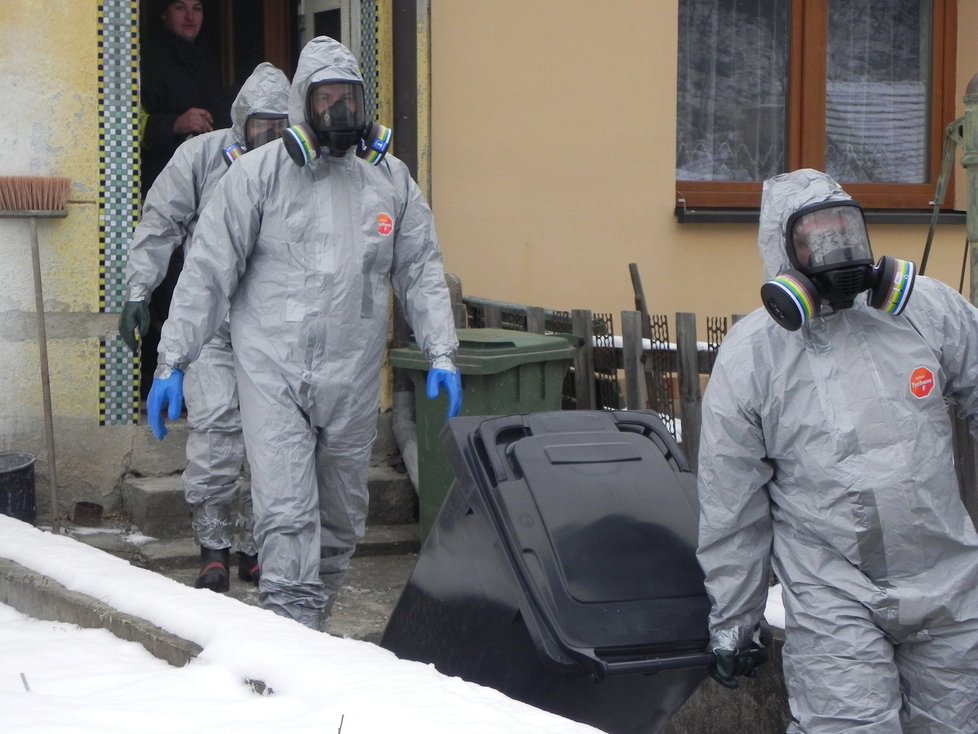 Veterináři za pomoci hasičů a policie zlikvidovali v pondělí více než 1500 kusů drůbeže z malých chovů v Oslavanech na Brněnsku.