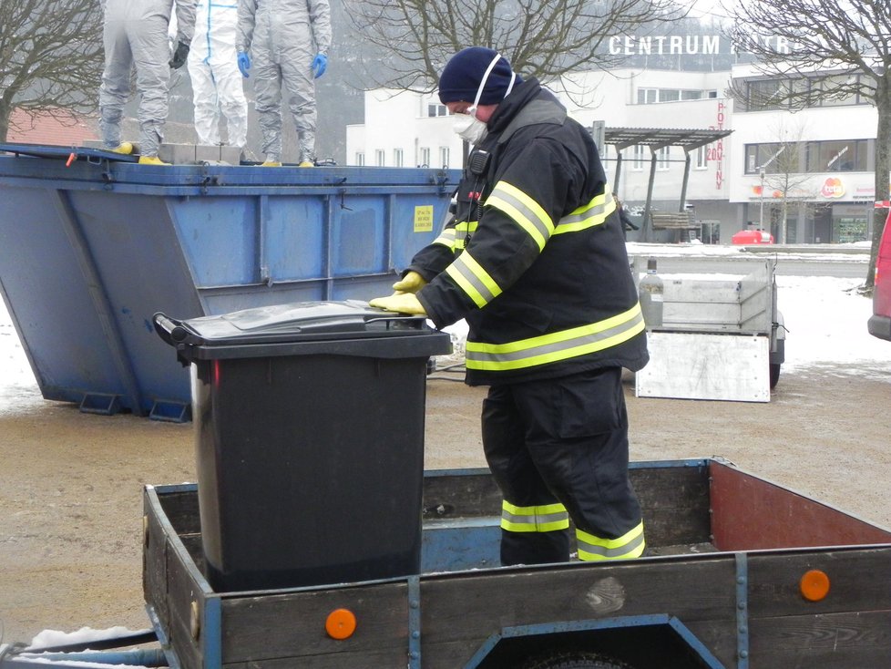 Veterináři za pomoci hasičů a policie zlikvidovali v pondělí více než 1500 kusů drůbeže z malých chovů v Oslavanech na Brněnsku.
