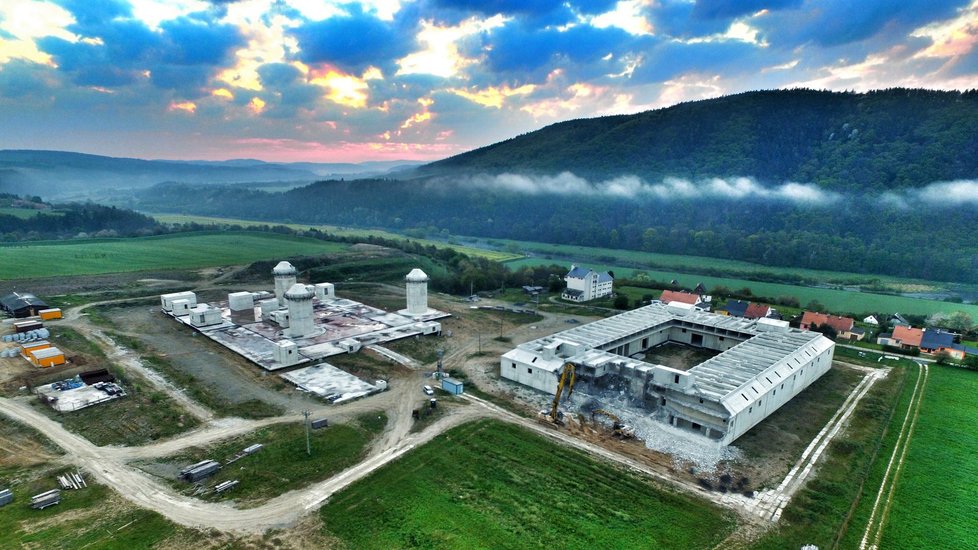 Část areálu u západočeské Ptyče boří bagry. Vyrostou zde trezory.