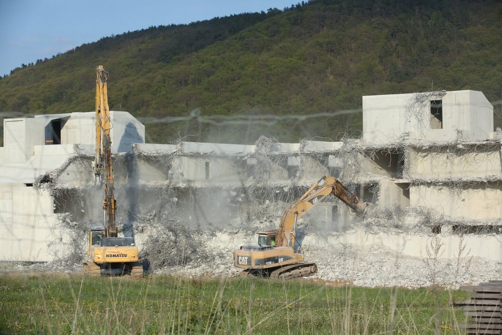 Ptyč 9.5.2016: ...pak přijely bagry a začaly železobeton za stamiliony bourat...